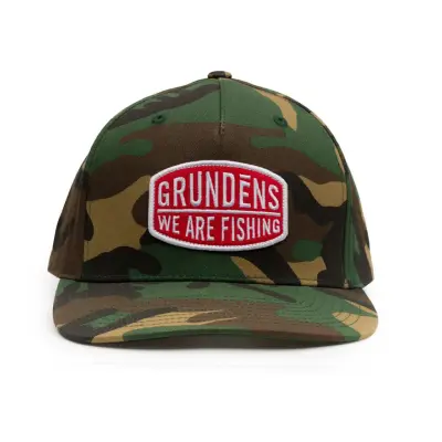 Grundens We Are Fishing Camo Trucker Snapback keps